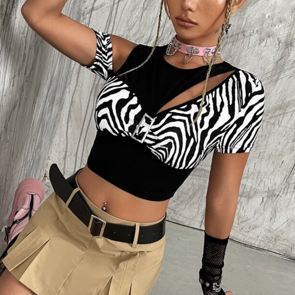 ROMWE PUNK Zebra Striped Cut Out Buckled Crop Top - Picture 3 of 6